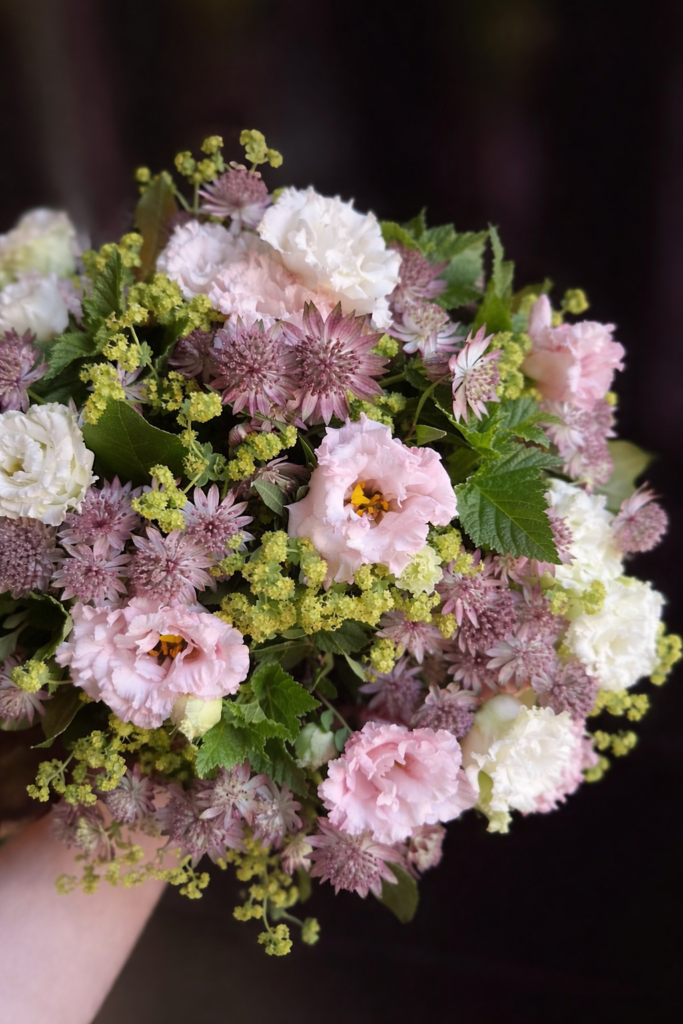 Bouquet de mariée aux fleurs pastel