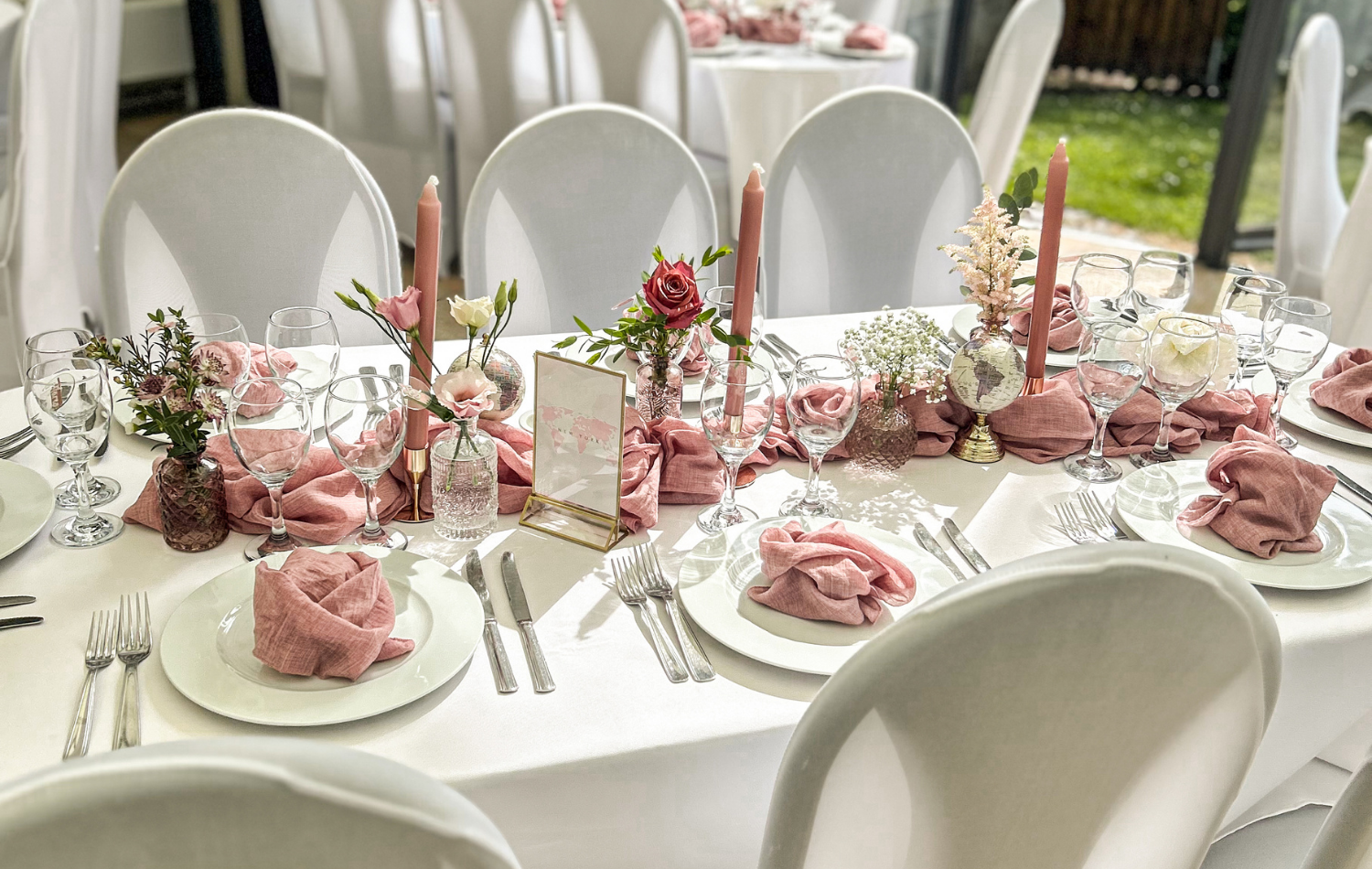 Table de mariage décorée de fleurs