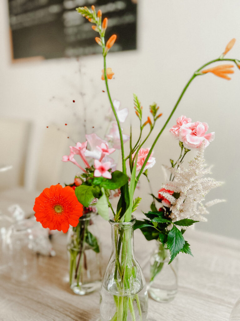Table de mariage décorée de fleurs