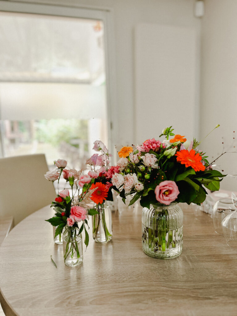 Table de mariage décorée de fleurs