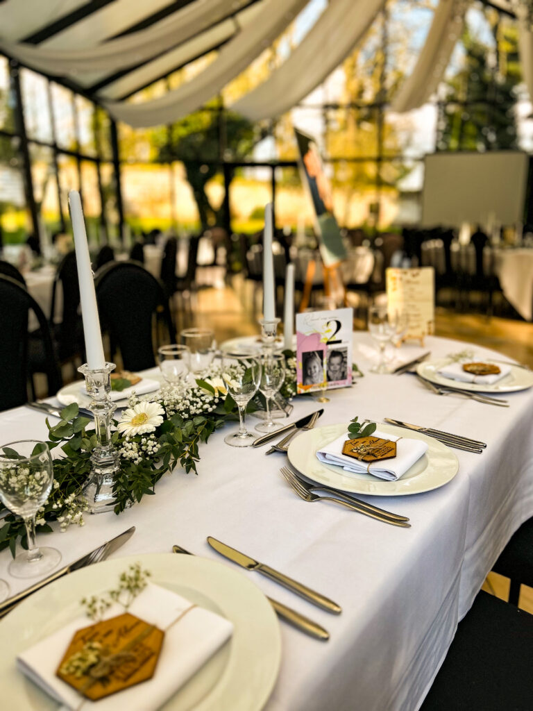 Table de mariage décorée de fleurs
