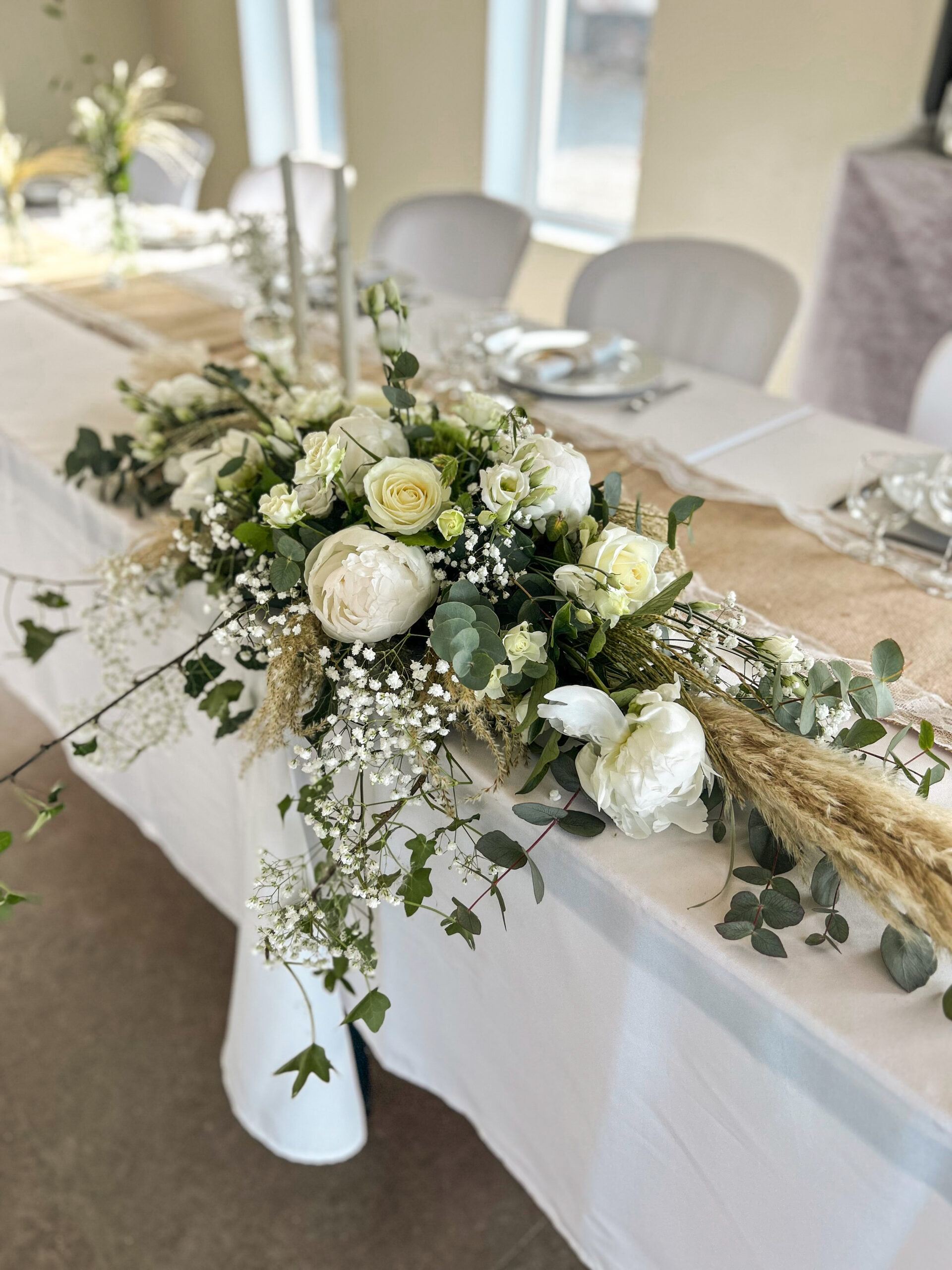 Table de mariage décorée de fleurs