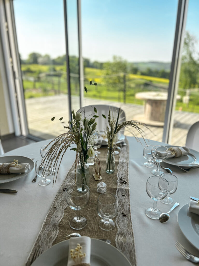 Table de mariage décorée de fleurs